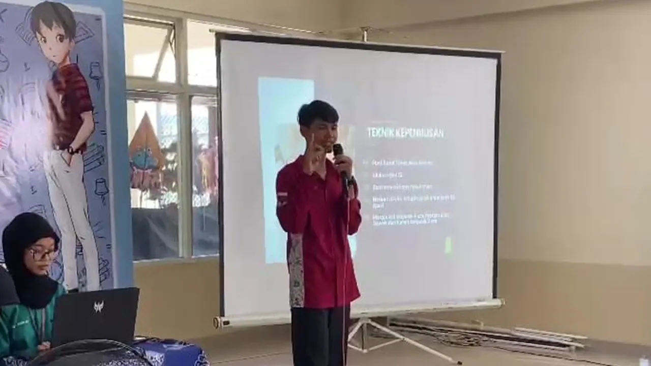 Mahasiswa Magang Terintegrasi FKIP UNTIDAR saat memaparkan materi Penulisan Karya Ilmiah Sederhana di Gedung Aula SMA Tarakanita (6/8/2025). (doc. pribadi)