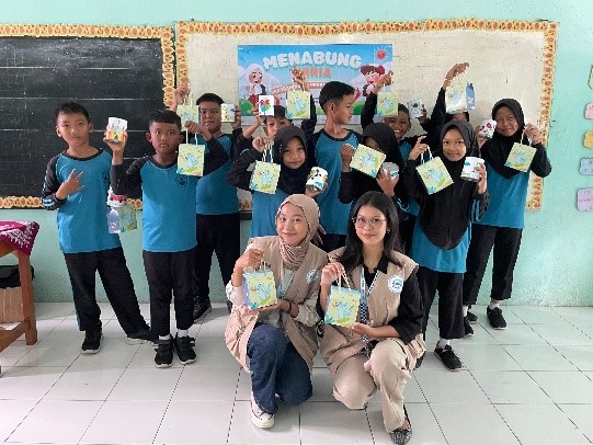 Mahasiswa Manajemen UNISRI Kelompok 76 KKN PPM bersama siswa kelas 4 dan 5 SD Negeri 3 Glagahwangi, Klaten. (doc. pribadi)