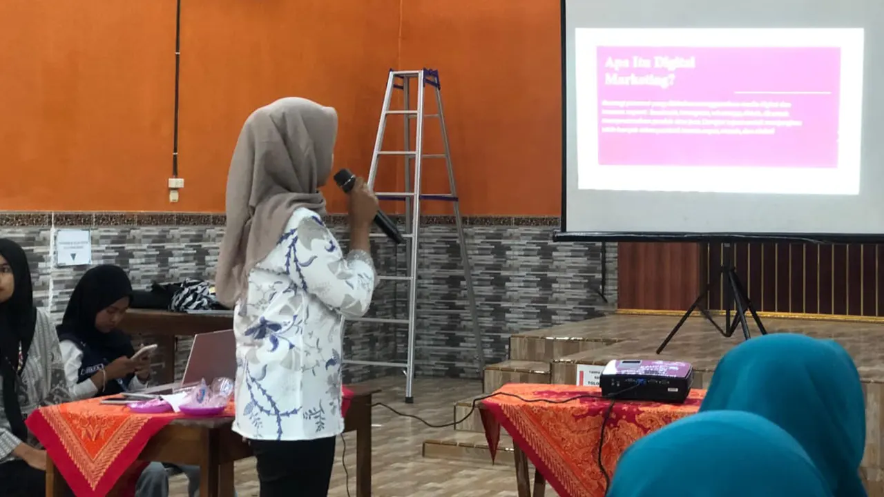 Mahasiswa UNISRI Surakarta, Tika Bela Amelia, tengah memaparkan materi tentang digital marketing kepada ibu-ibu PKK Desa Sorogaten, Klaten, dalam program KKN PPM 2025. (doc. Natasha)