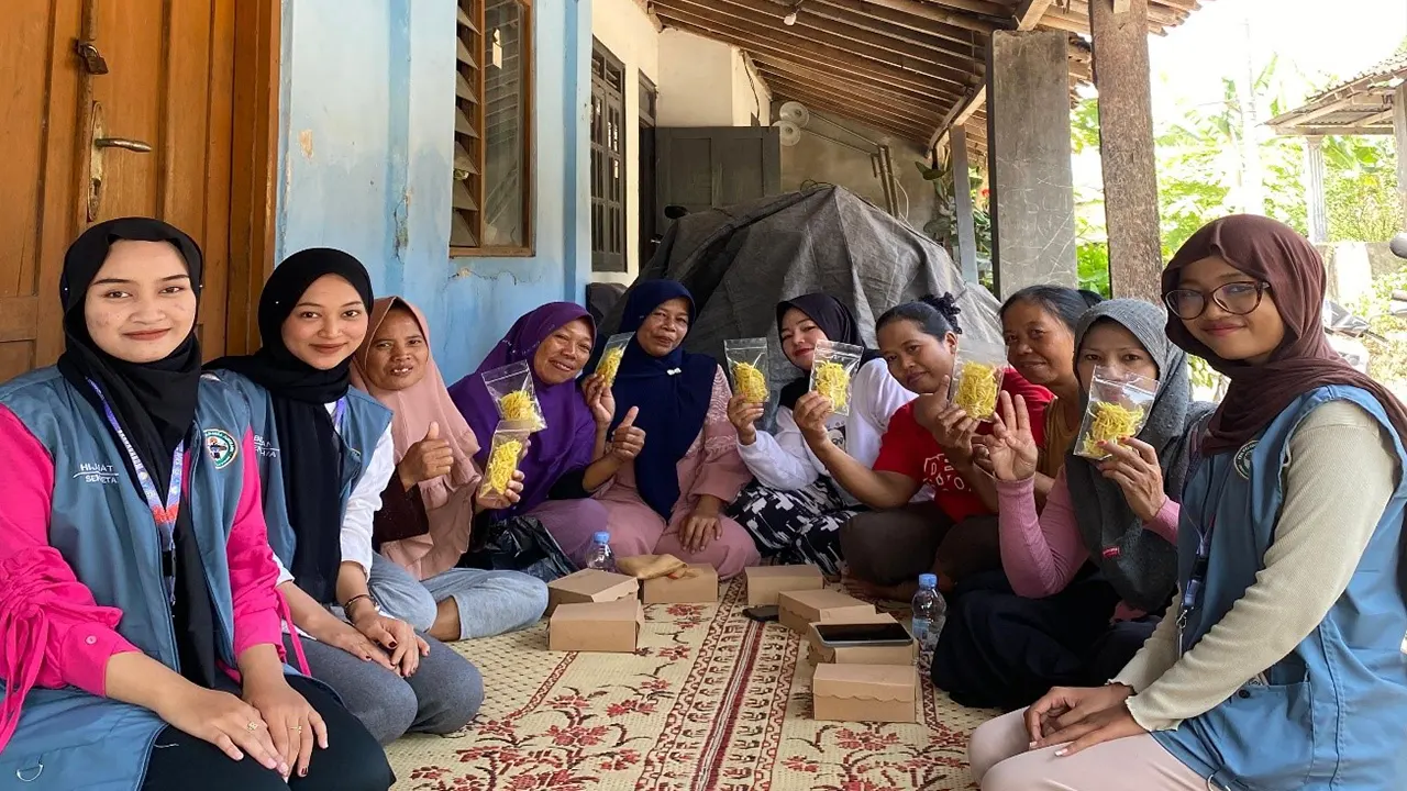 Mahasiswa UNISRI bersama ibu-ibu PKK Desa Jungkare berfoto bersama usai kegiatan edukasi literasi keuangan digital melalui pemanfaatan QRIS. (doc. pribadi)