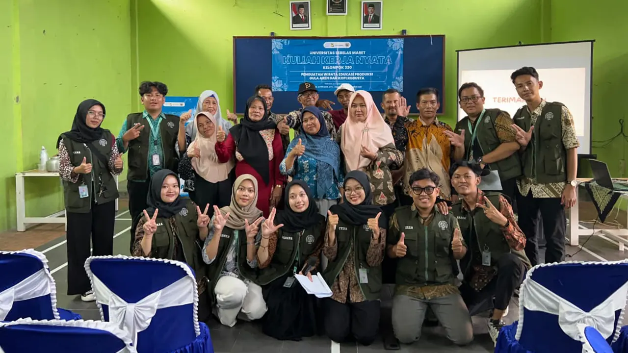 Mahasiswa UNS bersama masyarakat Desa Ketitang, Kecamatan Jumo, Kabupaten Temanggung, berfoto bersama usai kegiatan pemberdayaan melalui inovasi pengolahan limbah kulit kopi dan edukasi kesehatan, Selasa (29/7/2025). (doc. pribadi)