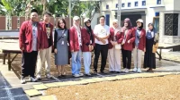 Mahasiswa Universitas Slamet Riyadi (UNISRI) Surakarta berfoto bersama pelaku UMKM Kerupuk di Desa Sorogaten, Tulung, Klaten, usai kegiatan pendampingan digitalisasi promosi produk pada (4/8/ 2025). (doc. pribadi)