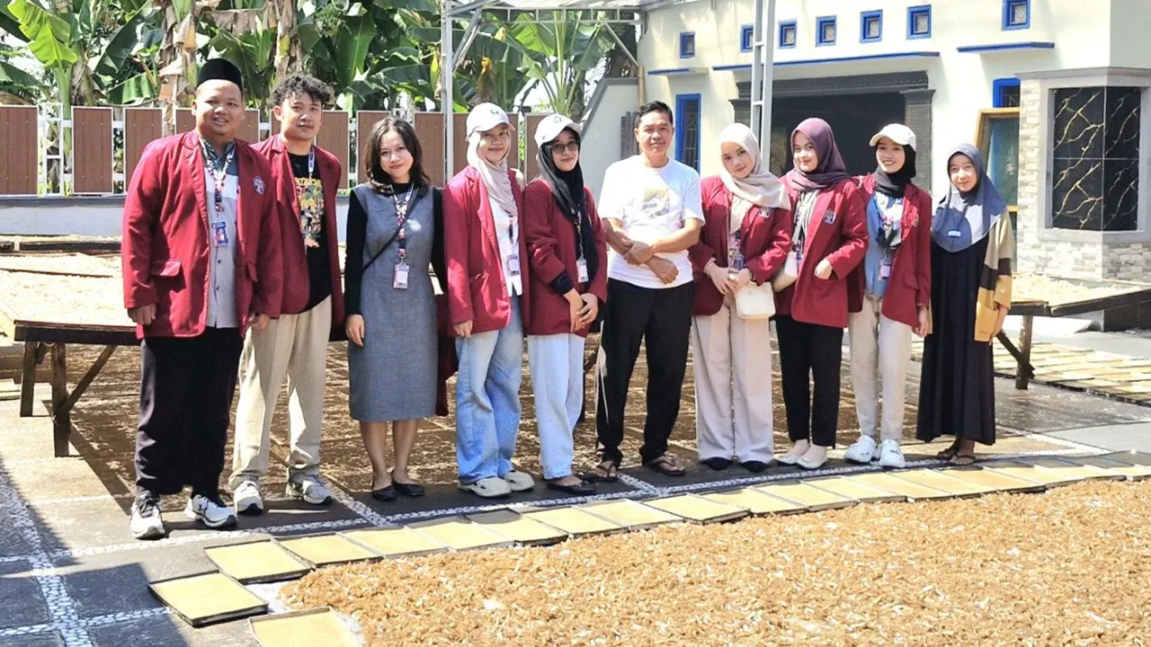 Mahasiswa Universitas Slamet Riyadi (UNISRI) Surakarta berfoto bersama pelaku UMKM Kerupuk di Desa Sorogaten, Tulung, Klaten, usai kegiatan pendampingan digitalisasi promosi produk pada (4/8/ 2025). (doc. pribadi)