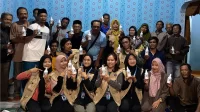 Mahasiswa bersama warga menunjukkan hasil sabun MES Ekoenzim. (doc. KKN 265 UNS) Mahasiswa bersama warga menunjukkan hasil sabun MES Ekoenzim. (doc. KKN 265 UNS)