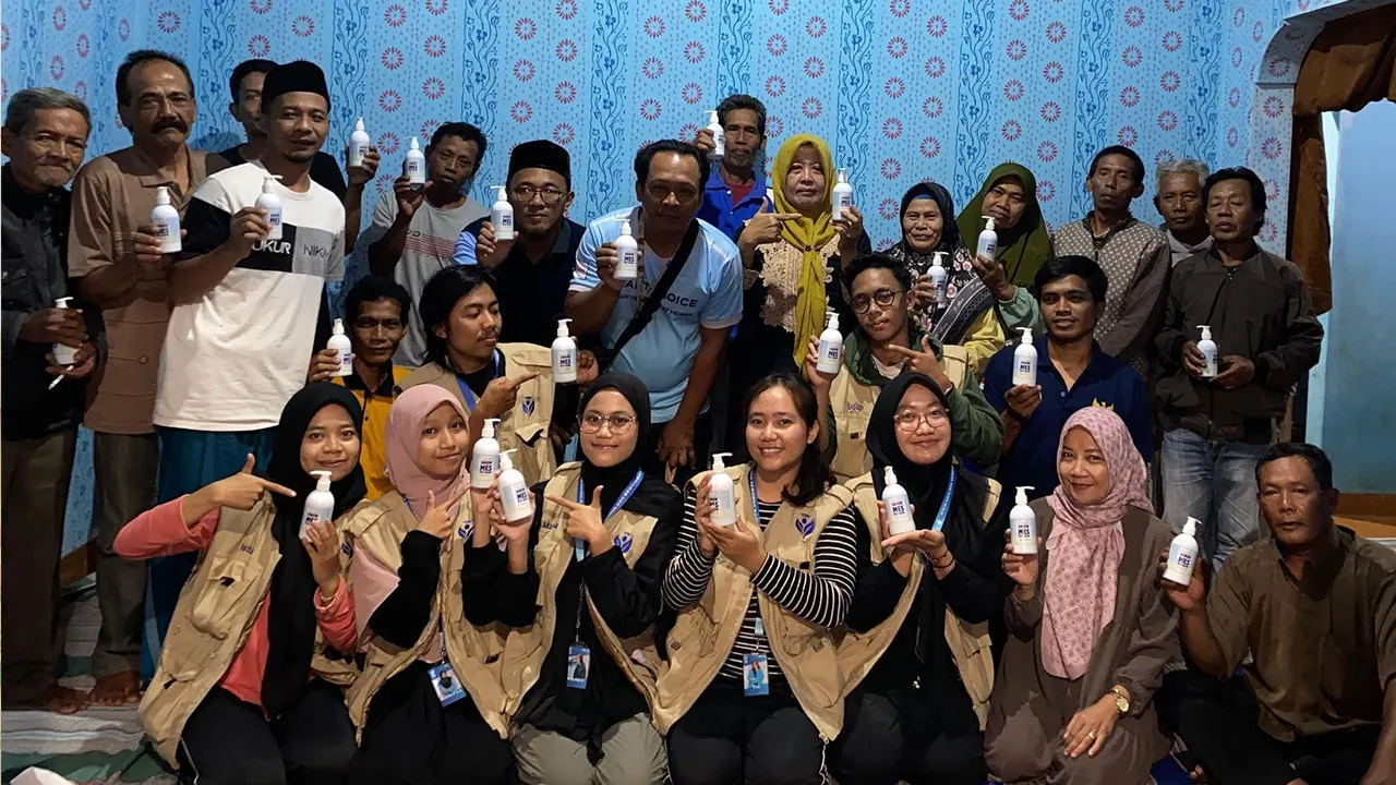 Mahasiswa bersama warga menunjukkan hasil sabun MES Ekoenzim. (doc. KKN 265 UNS)