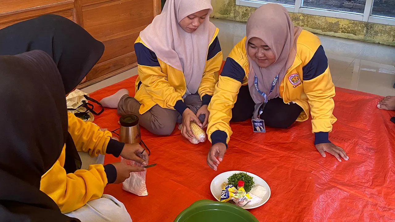 Mahasiswa mengajak para peserta mengenal dan mempraktikkan cara membuat tortila jagung. (doc. KKNTK 25 UNIGORO)