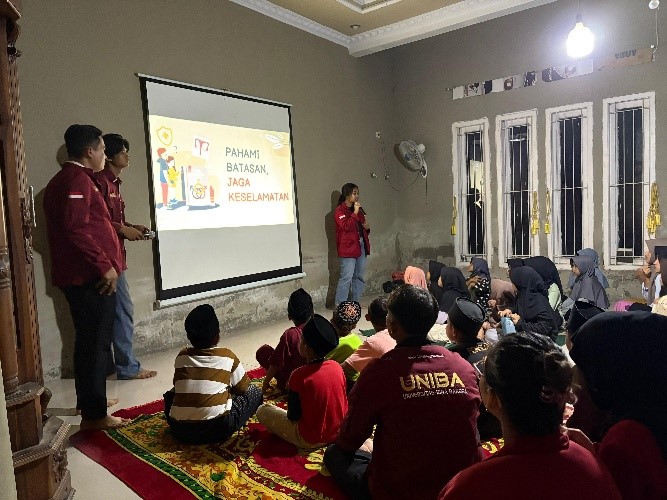Mahasiswa saat memberi edukasi hukum tentang pencegahan pelecehan seksual pada anak di Desa Jawilan. (doc. KKM 87 UNIBA)