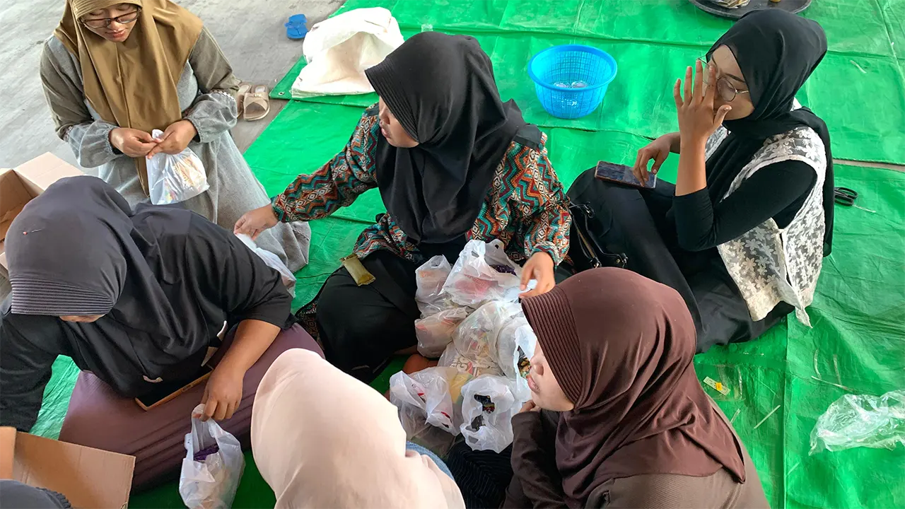 Mahasiswi bekerja sama dengan ibu-ibu PKK mempersiapkan konsumsi untuk para tamu undangan di kediaman Kepala Desa Soko. (doc. KKNTK 25 UNIGORO)