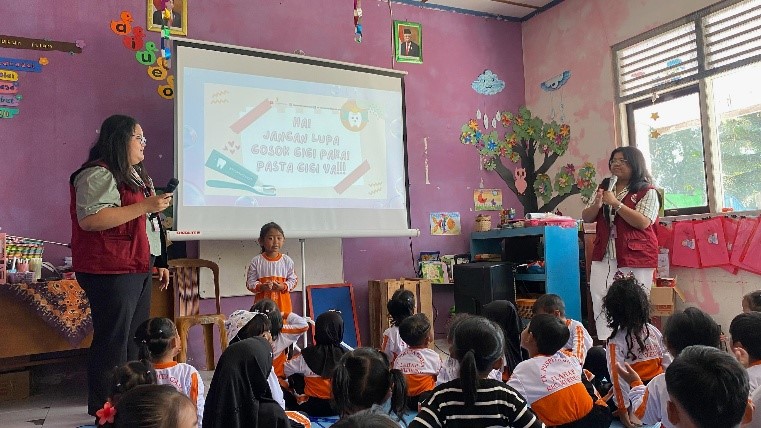 Mahassiswa KKN UNS saat mengedukasi anak-anak TK Mustika Gama tentang pentingnya menjaga kesehatan gigi dan mulut. (doc. KKN 334 UNS)