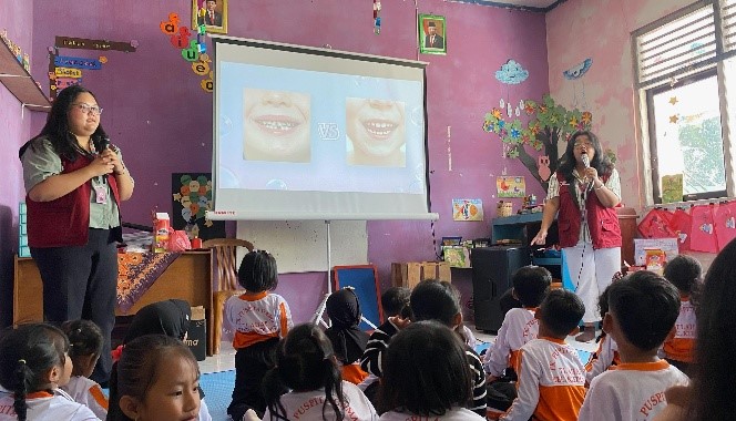 Mahassiswa KKN UNS saat mengedukasi anak-anak TK Mustika Gama tentang pentingnya menjaga kesehatan gigi dan mulut. (doc. KKN 334 UNS)