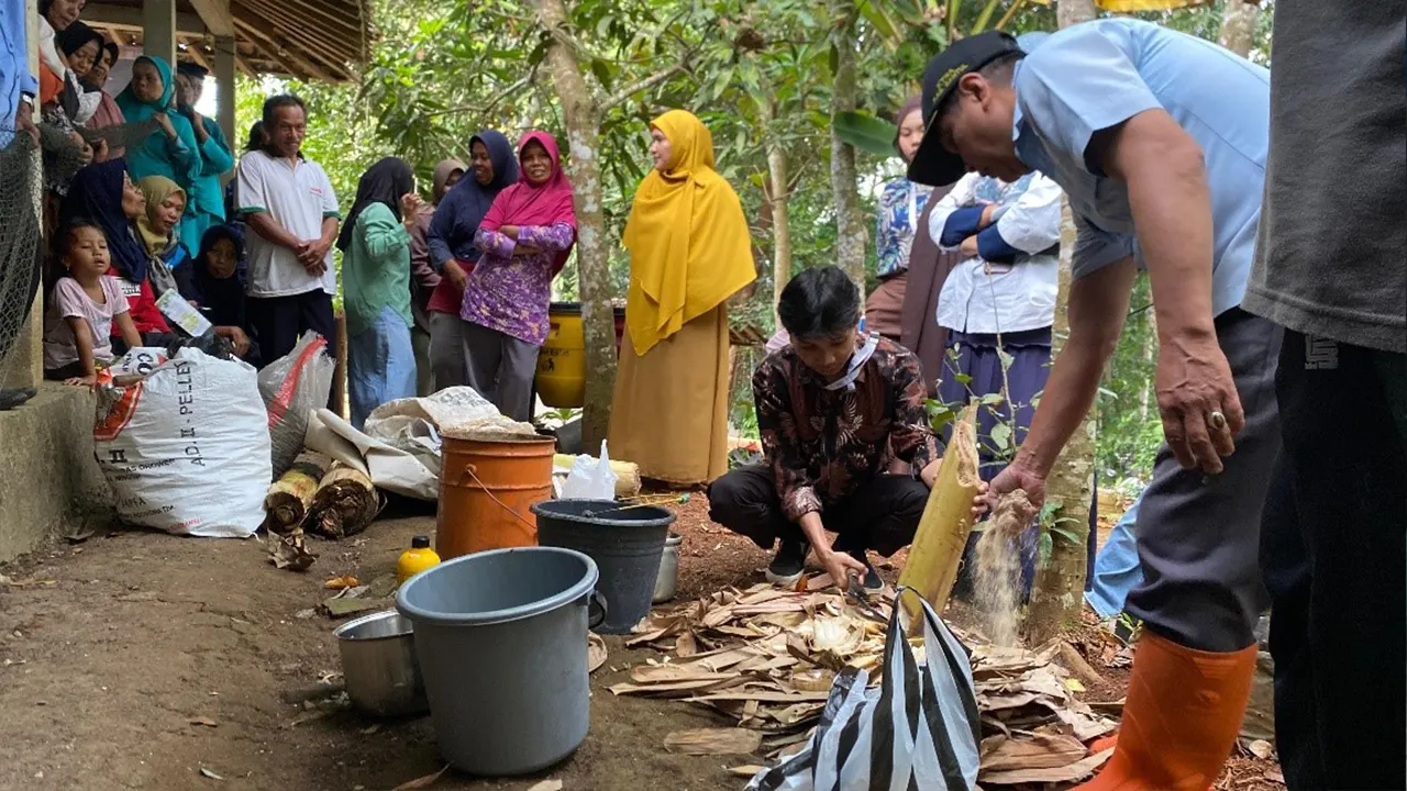 Masyarakat Padukuhan Rejosari antusias mengikuti pelatihan Pembuatan Pupuk Organik yang diselenggarakan oleh mahasiswa KKN UMBY Kelompok 45. (doc. KKN UMBY Kelompok 45)