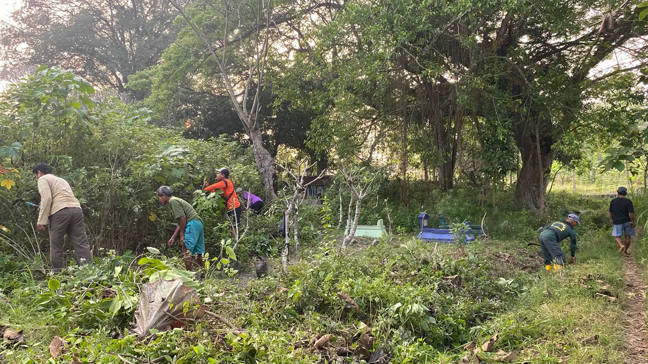 Masyarakat setempat, perangkat desa, RT/RW, dan karang taruna terlihat aktif bergotong royong membersihkan area makam desa. (doc. KKN 42 Unugiri)