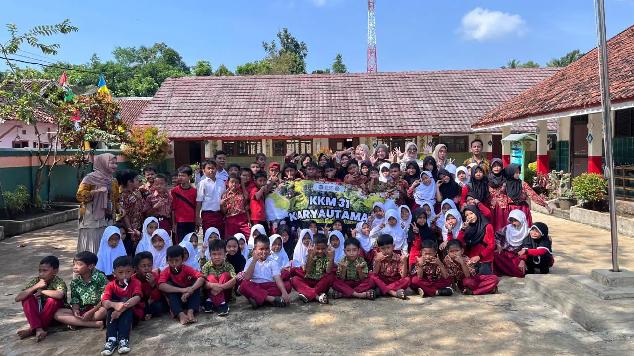 Momen penuh keceriaan saat Mahasiswa KKM UNIBA Kelompok 31 berfoto bersama seluruh siswa SDN Karya Utama 2 usai kegiatan edukasi cuci tangan. Belajar sambil bergembira, meninggalkan kesan yang tak terlupakan. (doc. KKM 31 UNIBA)