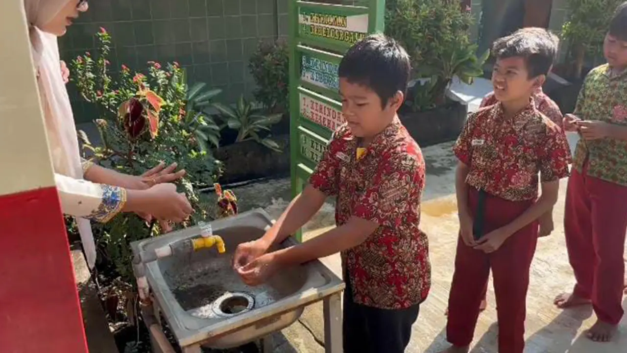 Momen saat anak-anak mempraktekan kegiatan edukasi cuci tangan yang telah disampaikan sebelumnya oleh mahasiswa KKM Kelompok 31 UNIBA. (doc. KKM 31 UNIBA)