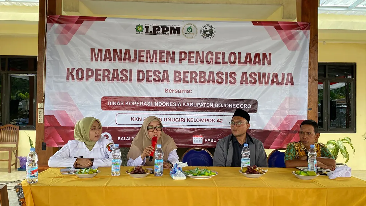 Kepala Bidang Kelembagaan dan Pengembangan Koperasi Dinkop Bojonegoro,Endah Sri Utari, S.P., S.Pd., M.M. saat memberikan materi pada kegiatan sosialisasi manajemen pengelolaan Koperasi Desa Merah Putih berbasis Aswaja di Balai Desa Klempun, Rabu (13/8/2025). (doc. KKN PINTAR 42 Unugiri)