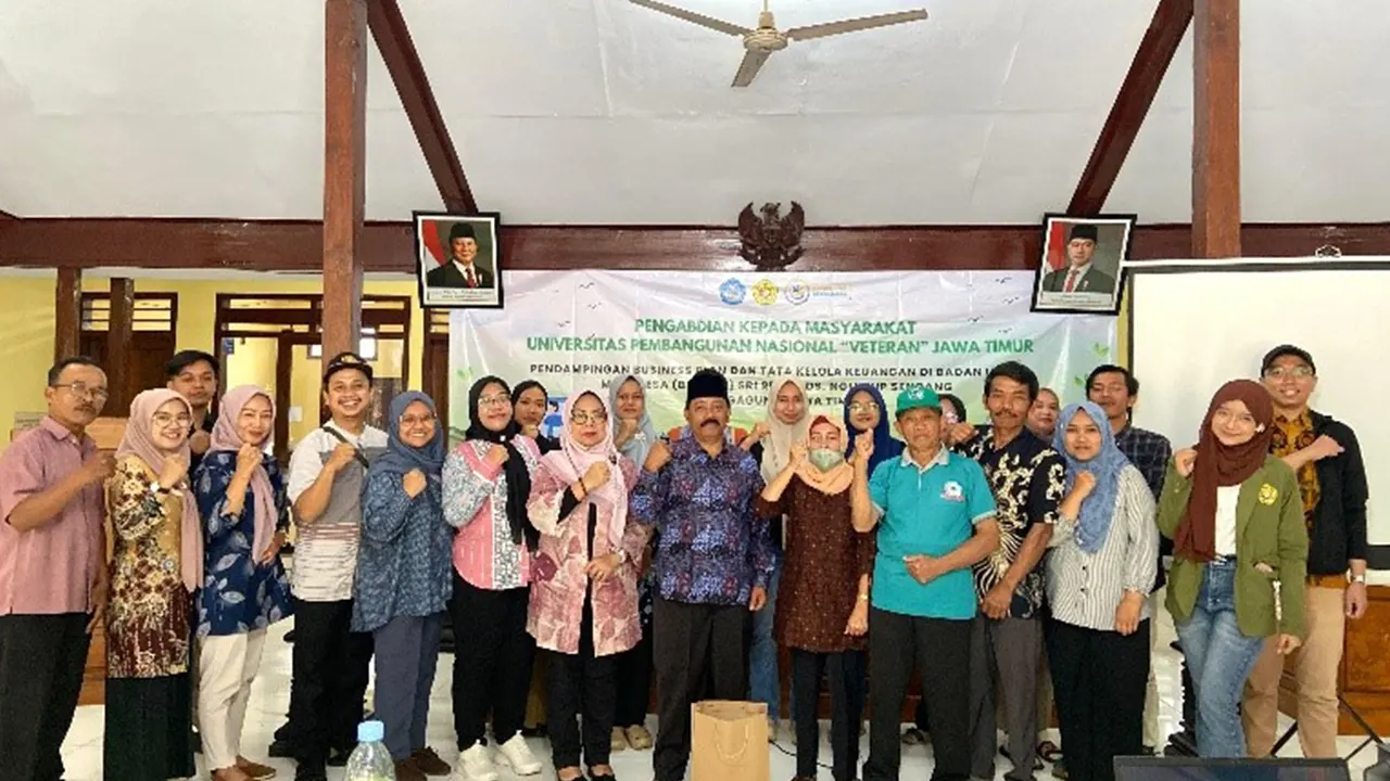 Para dosen dan mahasiswa UPN “Veteran” Jawa Timur berfoto bersama pengurus dan warga Desa Nglurup usai pelatihan “Rencana Bisnis Strategis untuk BUMDes Sri Rejeki” yang digelar di Balai Desa Nglurup, Kecamatan Sendang, Kabupaten Tulungagung, (26–27/7/2025). (doc. pribadi)