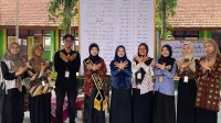 Para mahasiswa Tim Magang Kependidikan PLP Terintegrasi Universitas Tidar berpose bersama Duta Bahasa Jawa Tengah, Rahma Ade Triana, usai mengisi Lokakarya Kepenulisan Puisi di MTsN 1 Kota Magelang, Selasa (13/8/2025). (doc. pribadi) Para mahasiswa Tim Magang Kependidikan PLP Terintegrasi Universitas Tidar berpose bersama Duta Bahasa Jawa Tengah, Rahma Ade Triana, usai mengisi Lokakarya Kepenulisan Puisi di MTsN 1 Kota Magelang, Selasa (13/8/2025). (doc. pribadi)