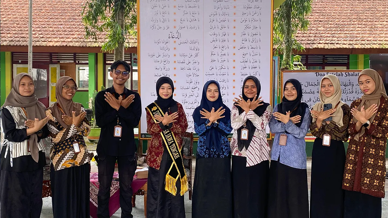 Para mahasiswa Tim Magang Kependidikan PLP Terintegrasi Universitas Tidar berpose bersama Duta Bahasa Jawa Tengah, Rahma Ade Triana, usai mengisi Lokakarya Kepenulisan Puisi di MTsN 1 Kota Magelang, Selasa (13/8/2025). (doc. pribadi)