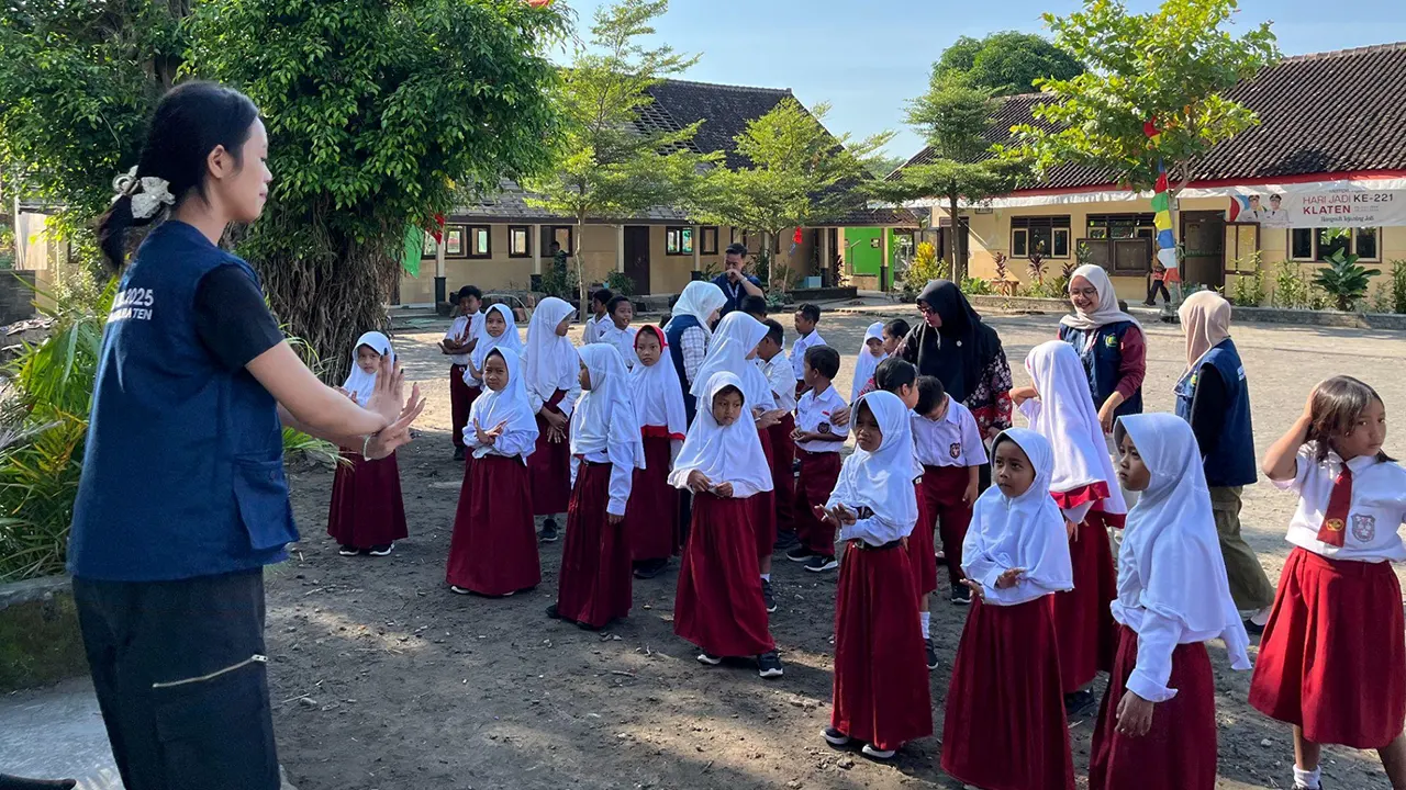 Para peserta mengikuti latihan menari di luar kelas dengan antusias. (doc. KKN 107 UNS)