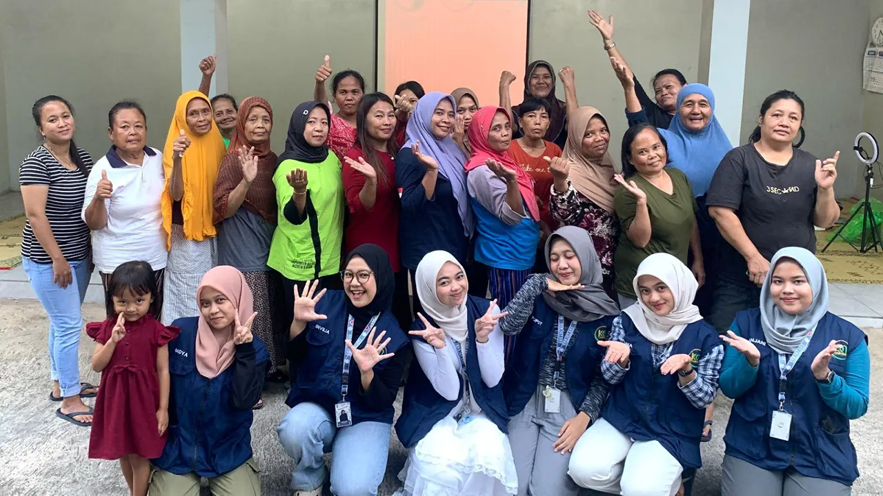 Para peserta pelatihan antusias mengikuti kegiatan yang dilaksanakan di Balai RT 08 Desa Tambakan. (doc. KKN 107 UNS)