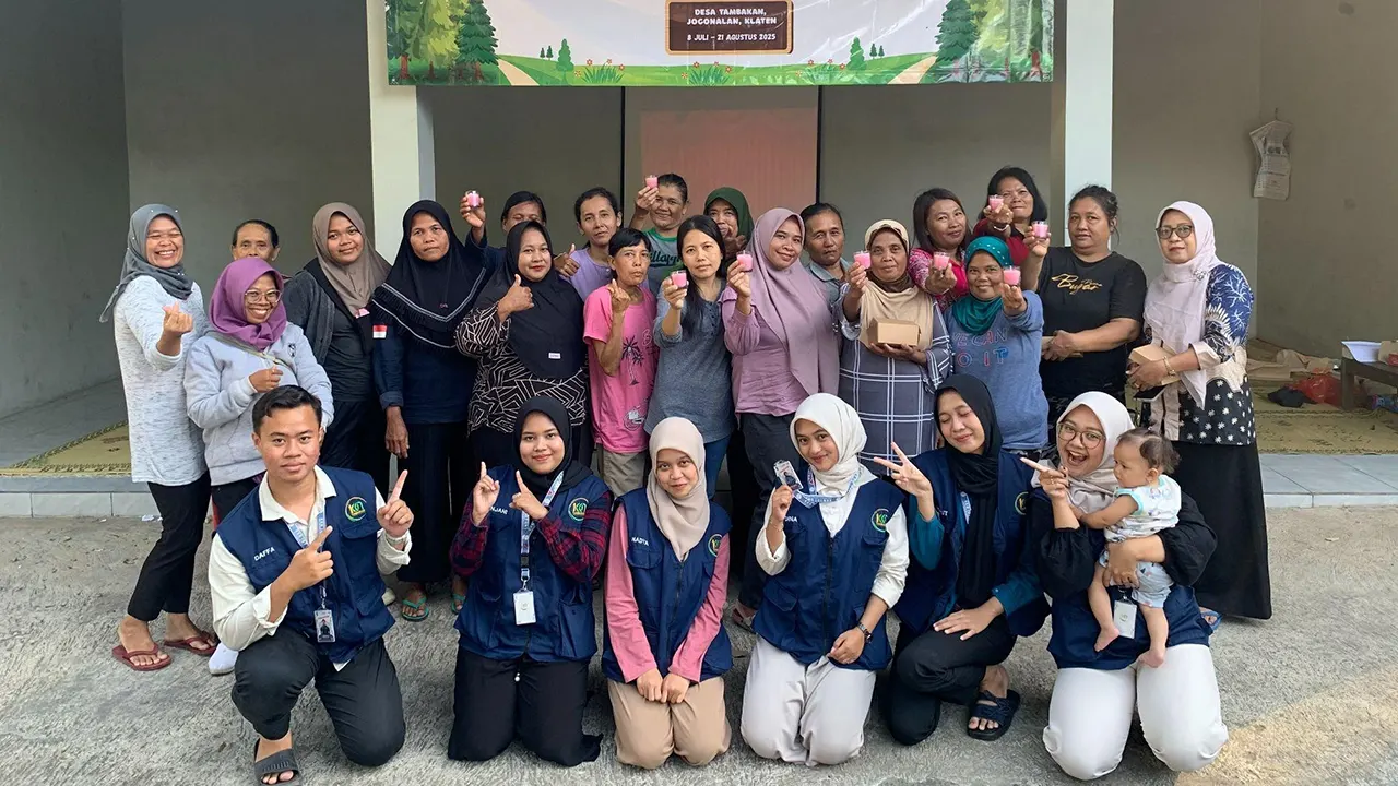 Para peserta pelatihan antusias mengikuti kegiatan yang dilaksanakan di Balai RT 8 Desa Tambakan. (doc. KKN 107 UNS)