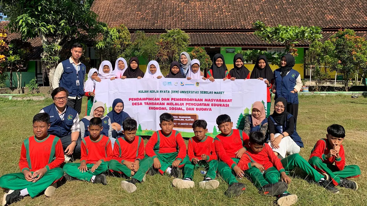 Para peserta pelatihan antusias mengikuti kegiatan yang dilaksanakan di SDN 2 Tambakan. (doc. KKN 107 UNS)