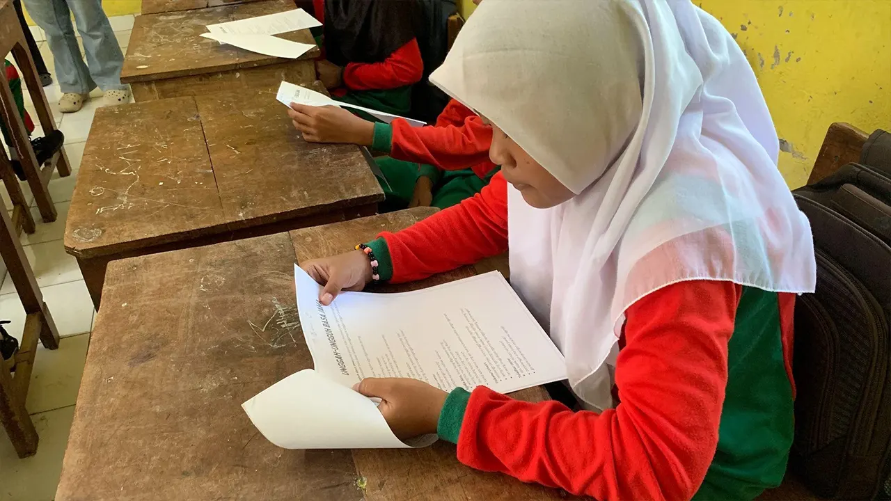 Para peserta pelatihan memperhatikan penjelasan materi yang disampaikan penyelenggara program. (doc. KKN 107 UNS)