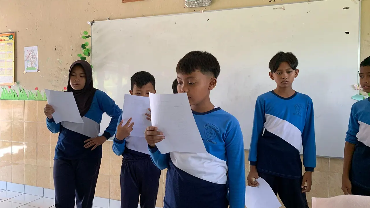 Para peserta pelatihan praktik berbicara secara langsung didepan kelas. (doc. KKN 107 UNS)