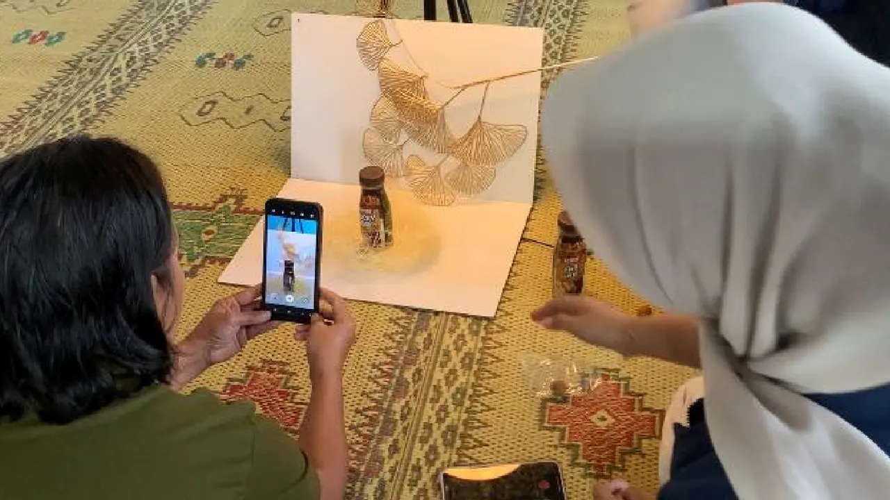 Para peserta pelatihan praktik langsung pembuatan konten promosi produk. (doc. KKN 107 UNS)