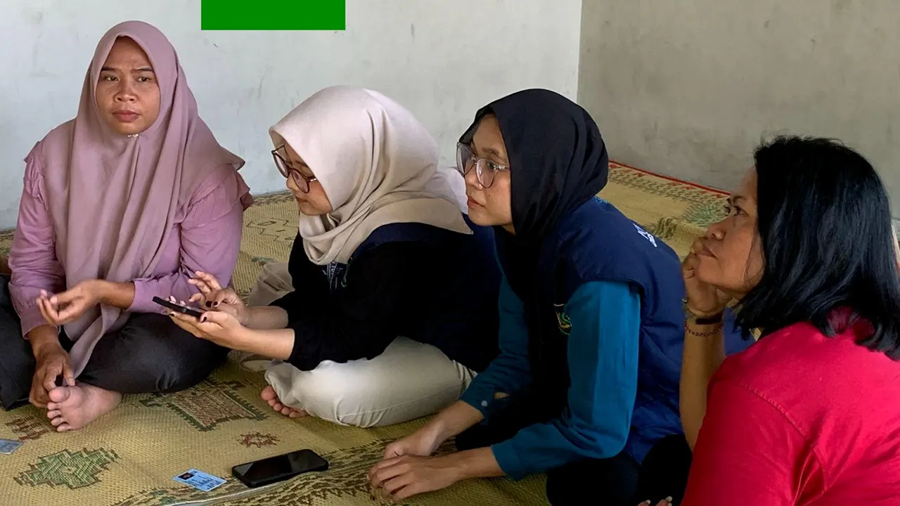 Para peserta pelatihan praktik membuat akun shopee dibantu oleh penyelenggara. (doc. KKN 107 UNS)