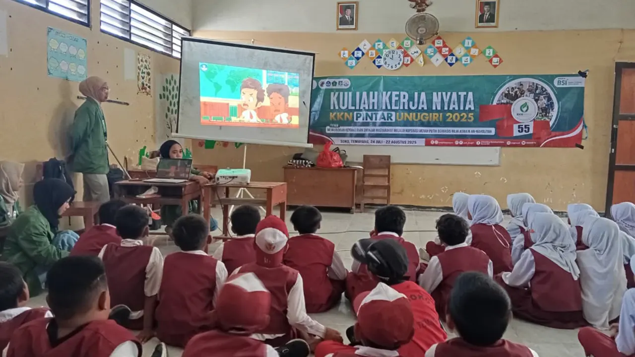 Para siswa SDN Soko 1 Desa Soko antusias menyimak ilustrasi visual Anti Bullying. (doc. KKN 55 Unugiri)