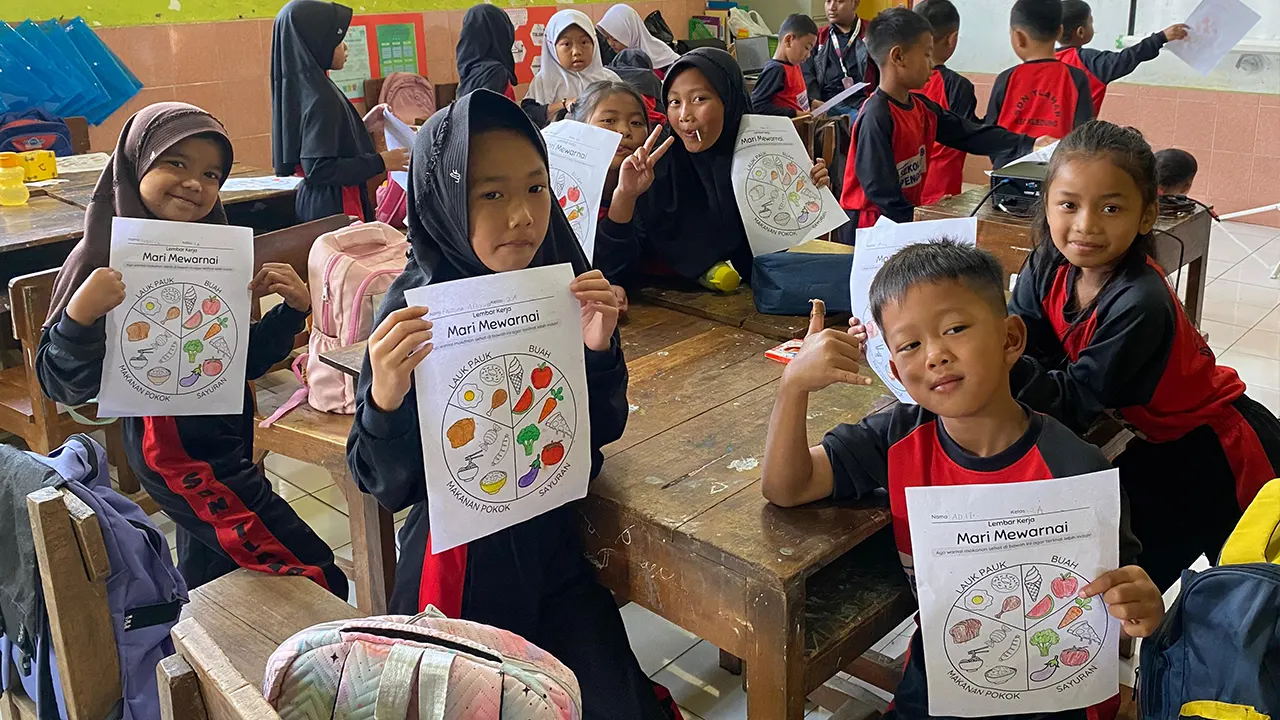 Para siswa dengan bangga menunjukan hasil kreasi mereka. (doc. KKN 344 UNS)