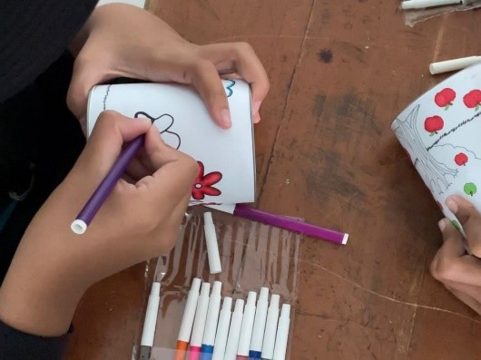 Para siswa sedang mewarnai celengan. (doc. pribadi)