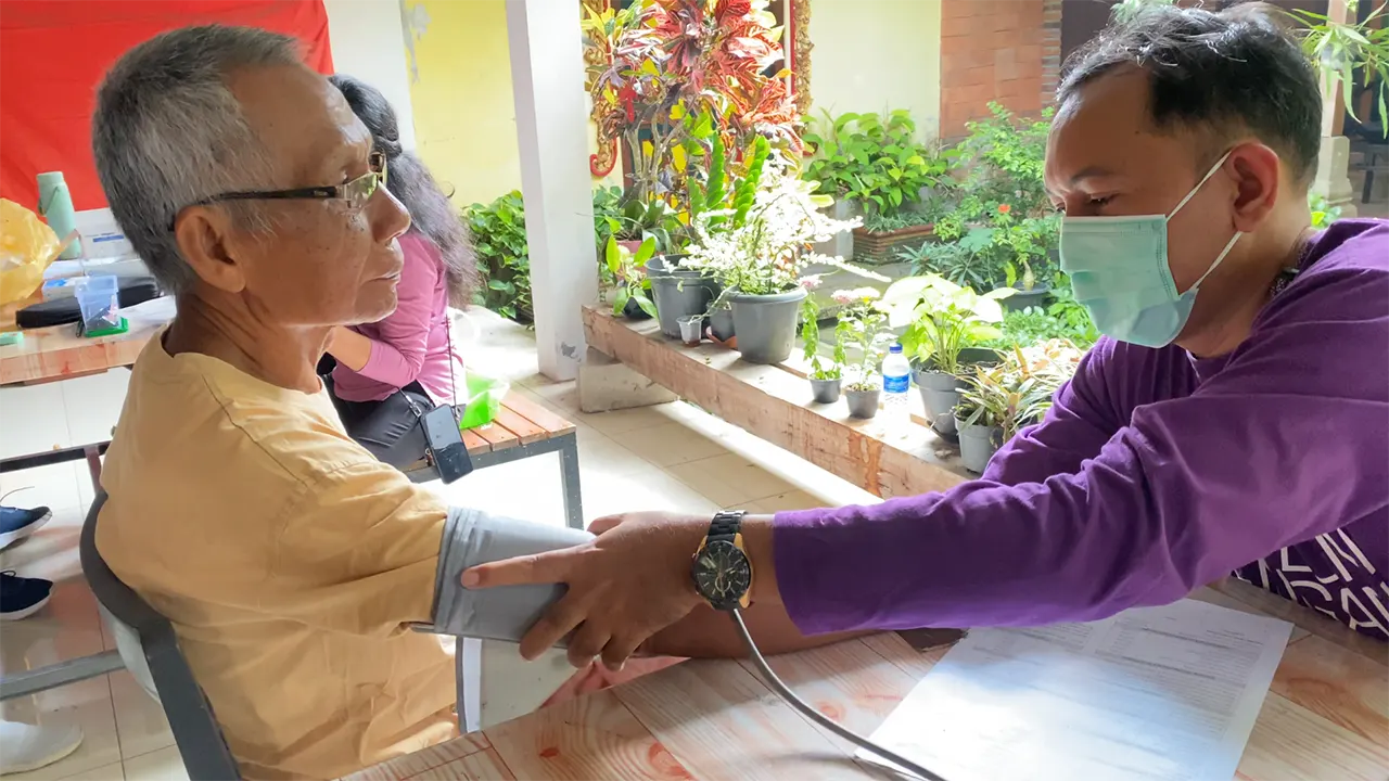 Pelaksaaan pemeriksaan Kesehatan Gratis bagi masyarakat Desa Pandowoharjo, Sleman. (doc. KKN 291 UNS)