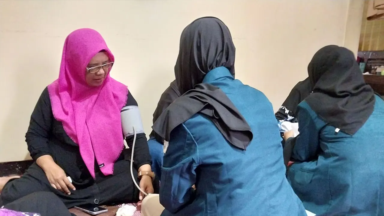 Pelaksaan skrining door to door ke warga RW 03 di kelurahan padangsari. (doc. KKN-T IDBU Tim 26 UNDIP)