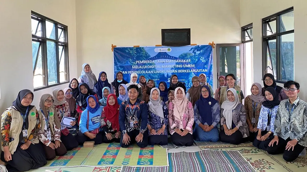 Pelaksanaan Sosialisasi Insinerator Pengelolaan Sampah: Pemanfaatan Tungku Pembakaran Minim Asap untuk Desa Bersih dan Sehat bersama ibu-ibu perangkat desa, ibu-ibu PKK, dan kader Desa Sambirejo pada Selasa (29/7/2025). (doc. KKN 147 UNS)