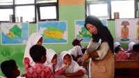 Pelaksanaan program literasi bertajuk Gerakan One Book One pada (1/8/2025) di SDN Kebedilan. (doc. KKM 167 UNTIRTA)