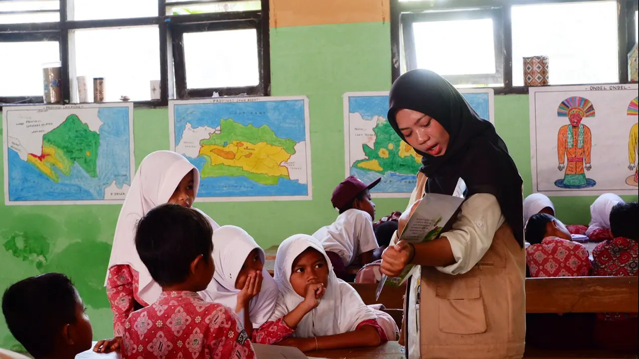 Pelaksanaan program literasi bertajuk Gerakan One Book One pada (1/8/2025) di SDN Kebedilan. (doc. KKM 167 UNTIRTA)