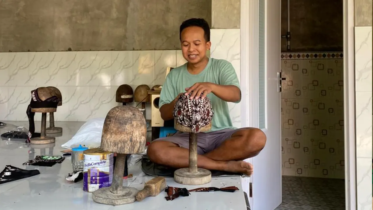 Pelaku UMKM sedang dalam proses pembuatan blankon. (doc. KKN-PPM UMBY 139)