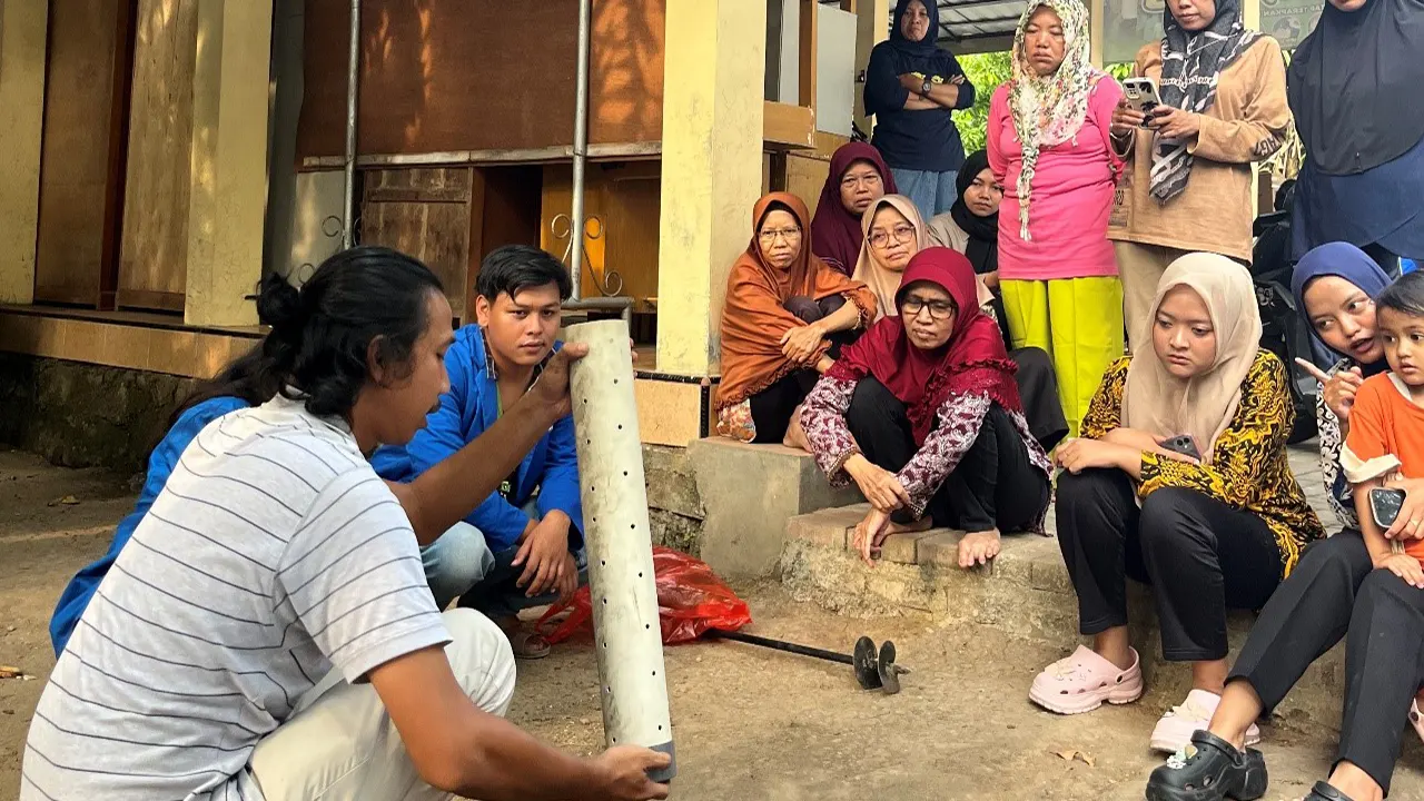 Pelatihan biopori. (doc. KKN-PPM UMBY Kelompok 122)