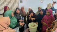 Pelatihan pembuatan pupuk POC untuk Ibu-Ibu PKK Desa Nitikan. (doc. KKN 213 UNS) Pelatihan pembuatan pupuk POC untuk Ibu-Ibu PKK Desa Nitikan. (doc. KKN 213 UNS)