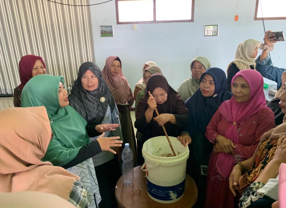 Pelatihan pembuatan pupuk POC untuk Ibu-Ibu PKK Desa Nitikan. (doc. KKN 213 UNS)