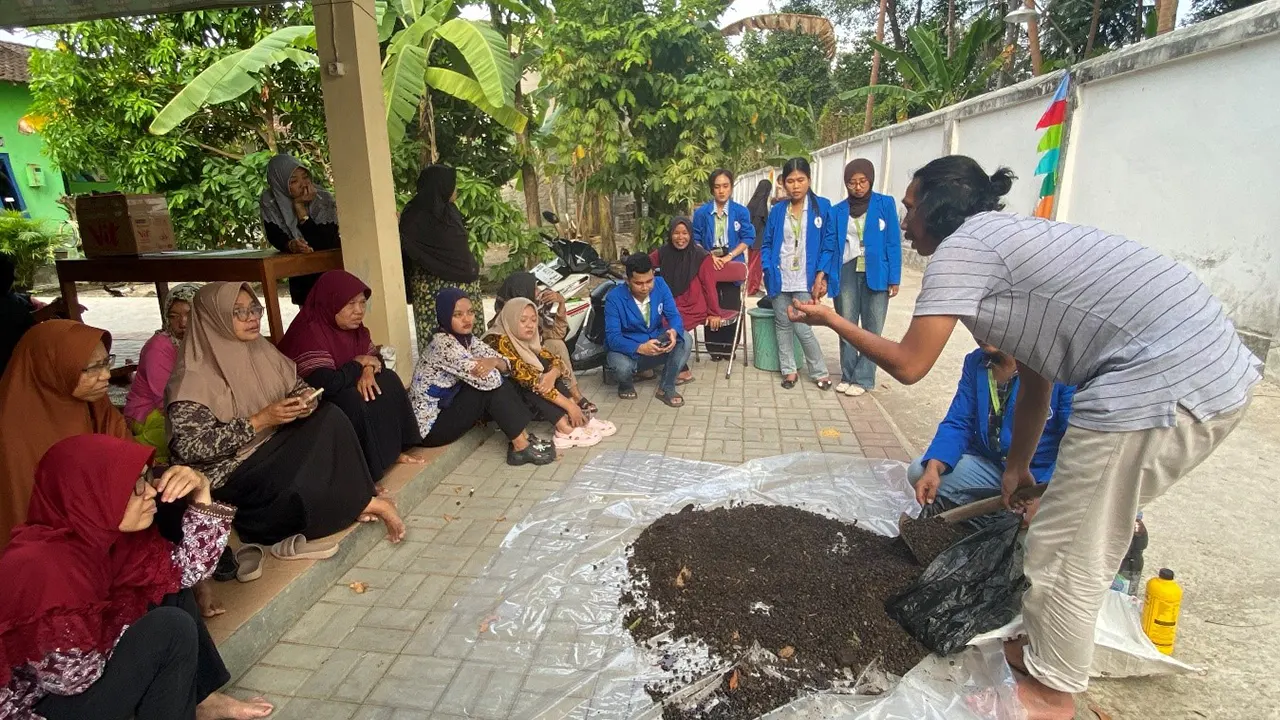 Pelatihan pembuatan pupuk kandang. (doc. KKN-PPM UMBY Kelompok 122)