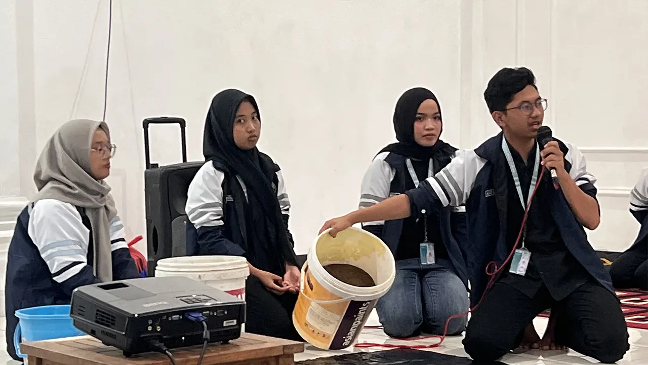 Pemaparan materi pemanfaatan limbah organik menjadi pupuk ramah lingkungan yang melibatkan kelompok tani di Desa Kebonagung. (doc. Tim 76 KKN-T Undip)
