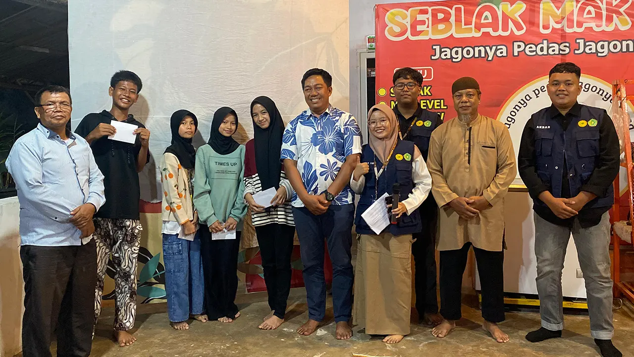 Pembagian hadiah kepada empat remaja yang dapat menjawab kuis. (doc. Kelompok 91 KKN Muhammadiyah Aisiyah (MAs)