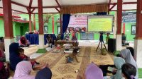 Pemberian materi diversifikasi pangan oleh mahasiswa KKN UNS 112. (doc. KKN UNS 112)