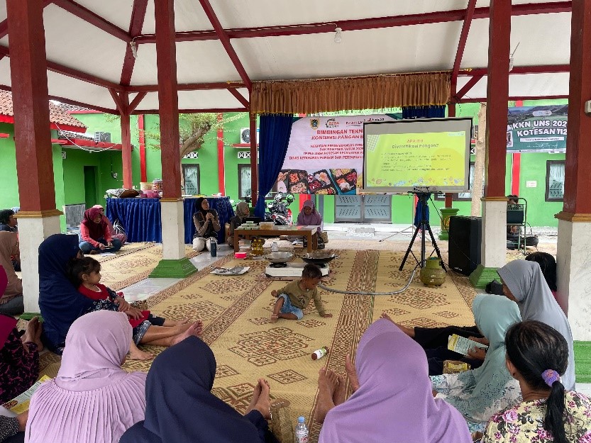 Pemberian materi diversifikasi pangan oleh mahasiswa KKN UNS 112. (doc. KKN UNS 112)
