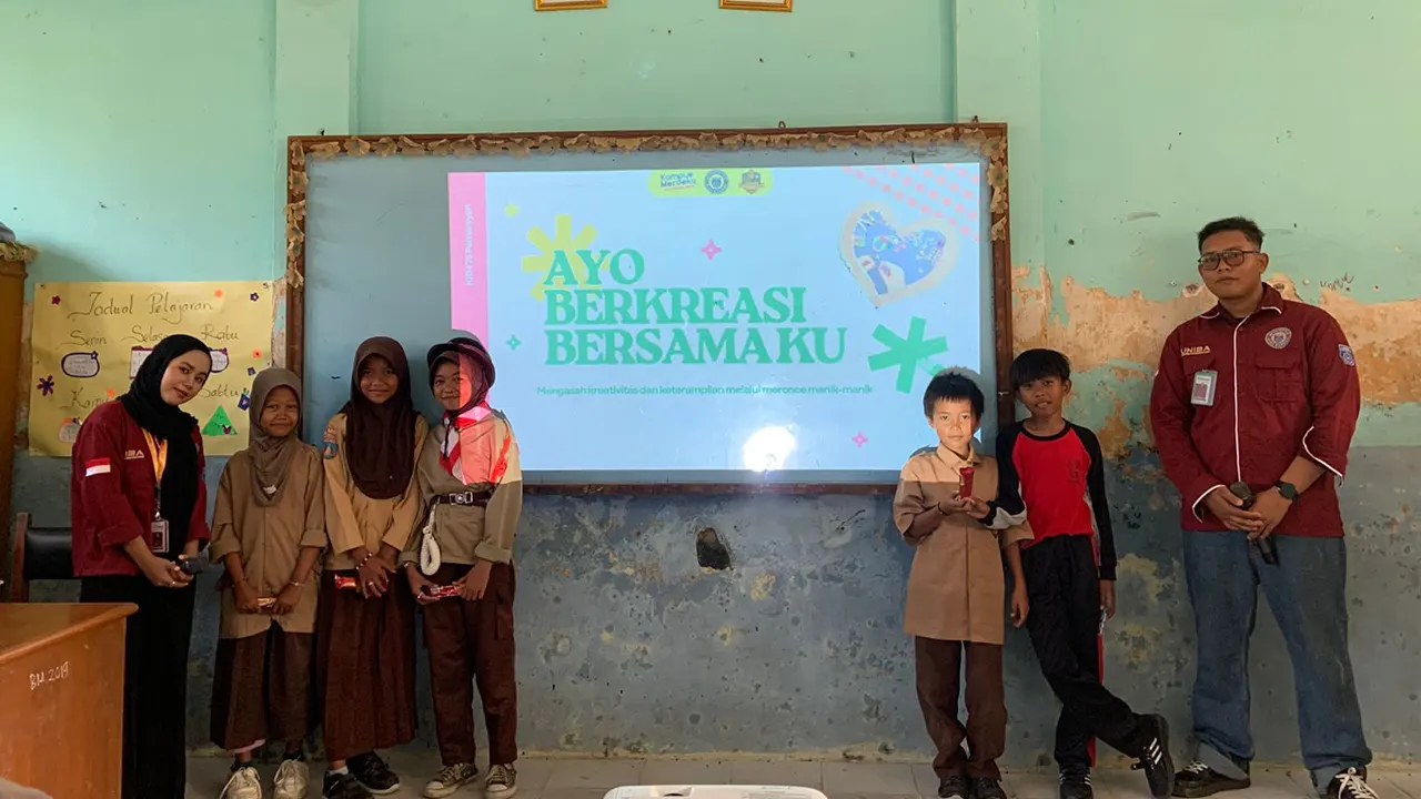 Pemberian reward berupa snack kepada para siswa. (doc. KKM 75 UNIBA)