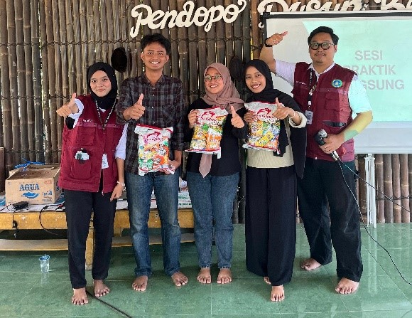 Pemberian reward kepada perserta ayang aktif saat pelakasanaan Pelatihan Public Speaking di Pendopo Dusun Bendo. (doc. KKN-PPM 102 UMBY)