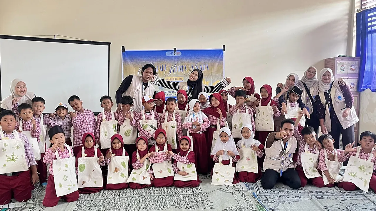 Pembuatan Ecoprint pada totebag kanvas. (doc. KKN 335 UNS)